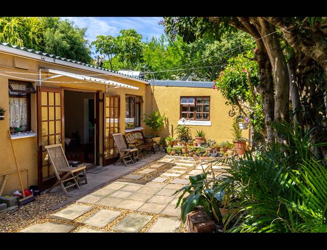 2 BEDROOM FREEHOLD FOR SALE IN KENILWORTH